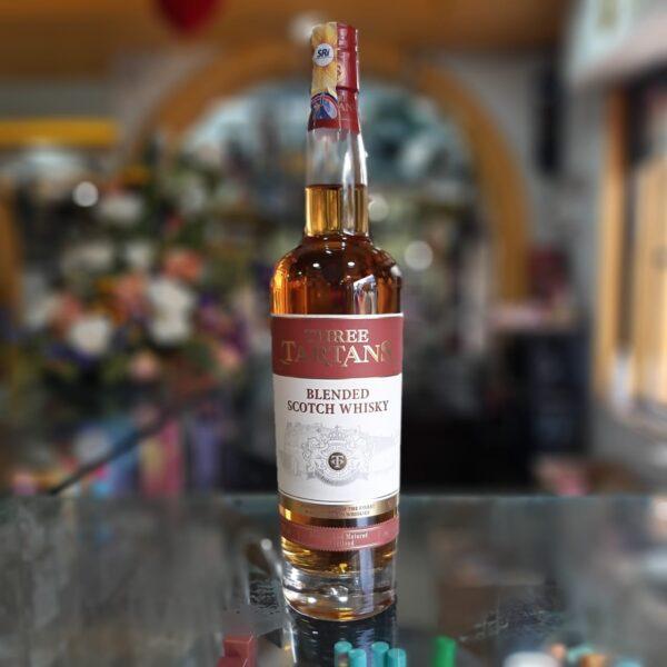THREE TARTANS BLENDED WHISKY ESCOCES 750 ML LA BOLA DE ORO QUITO